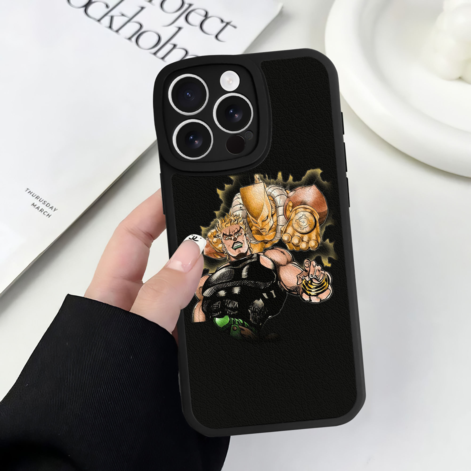 （画像用） ジョジョの奇妙な冒険 ディオ?ブランドー JoJo's Bizarre Adventure Dio Brando 【iPhone 16シリーズ対応】シリコンスマホケース（レザー調） 材質：シリコン
